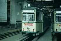 AVG Straßenbahn Augsburg__Tw 408 und 404 ex Straßenbahn Aachen [Talbot, 1951 als Verbandstyp, Umbau 1958 zum Gelenkwagen, 1973 nach Augsburg geliefert]. Hier sieht man einen Ausschnitt der ursprünglichen Hallenwand, mit Torbogen und Rundfenster, der ersten Augsburger (Kopf-)Bahnhofshalle von 1839, in die 1920 die Straßenbahn eingezogen ist.__09-03-1974