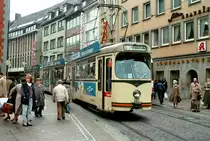 Freiburger Straßenbahn: TW 201 (GT8 Typ Freiburg erste Serie) bei der Haltestelle Bertholdsbrunnen in der Salzstraße, 29.10.1983 