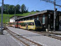 Berner Oberland 2007 - Seit mehr als einem Jahr werden zwischen Zweisimmen und Lenk moderne Niederflurfahrzeuge eingesetzt. Ein Niederflurpendelzug f�hrt am 31.07.2007 als R 2520 aus Zweisimmen in Richtung Lenk aus. Im Hintergrund sind die Gondeln der Rinderbergbahn zu erkennen.