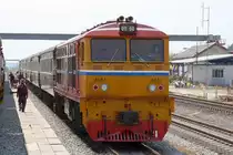 ALS 4147 (Co'Co', de, Alsthom, Bj.1974) wartet am 30.März 2023 mit dem RAP 107 (Krungthep Aphiwat  - Den Chai) in der Chan Sen Station die Kreuzung mit dem ORD 202 ab.