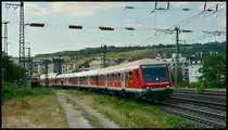 WFL-Ersatzverkehr für Go-Ahead Bayern: Steuerwagen voraus schiebt 111 213-5 (Smartrail) den RE 80 am 11.06.2023 aus dem Würzburger Hbf gen Treuchtlingen, als eine Fotowolke die Szenerie abdunkelt.