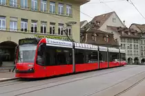 Be 4/6 Combino 754, auf der Linie 7, bedient am 17.04.2023 die Haltestelle Zytglogge am Casinoplatz. 