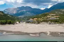 Am 05.08.2022 ist ein SNCF B 81500 AGC unterwegs über die Brücke bei Savines-le-Lac, Frankreich