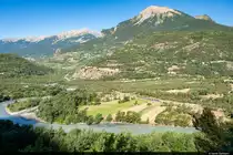 Am Morgen des 06.08.2022 ist ein SNCF B 81500 AGC unterwegs nach Gap und konnte hier bei Saint-Clément-sur-Durance, Frankreich aufgenommen werden