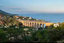 Am Abend des 06.08.2022 ist eine SNCF BB 26000 unterwegs mit dem Intercités de nuit 5772 von Nice-Ville nach Paris Austerlitz und konnte hier auf dem Viaduc d'Anthéor, Frankreich aufgenommen werden