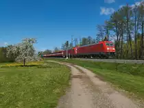 Der Fr�hling zeigte sich am 30.04.2023 von seiner sch�nsten Seite, als 185 213 mit einer weiteren 185 einen G�terzug mit offenen Wagen durch Unterhaun in Richtung Fulda zog. 