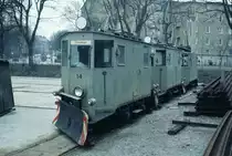 AVG Straßenbahn Augsburg__Im Betriebshof 'Rotes Tor'. Aufgereiht die Schneepflüge Nr.14, 15, 12 ?. Die Schneepflüge 11, 12, 14 und 15 entstanden im Jahr 1912 aus Triebwagen der ersten Serie 1 - 40 von Busch 1898, 1930 wurden die Wagen 14 und 15 in ihre jetzige Form umgebaut. Das Fahrzeug 15 ist noch vorhanden, aber nur bedingt fahrbereit.[Quelle:'Freunde der Augsburger Straßenbahn']__09-03-1974
