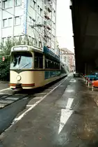 Freiburger Straßenbahn: Einrichtungswagen TW 201 (Typ GT8 Freiburg erste Serie) unter einer Brücke auf seinem Weg zum Hauptbahnhof. 
Datum: 29.10.1983