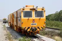 UNIQ Kontinuierliche 2-Schwellen Stopfmaschine 01 (Hersteller: Plasser & Theurer, Type MTT 08-2X-32S, Baujahr: ????, Fab.Nr.: ???) am 30.März 2023 in der Ban Mi Station.