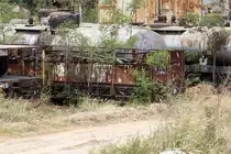 Offensichtlich wird der บ.ร.ถ. 1002 (บ.ร.ถ.=T.C.R.W/Tank Carrier Rail Wagon, Gloucester Passenger Car Company, 1966) nicht benötigt und gemeinsam mit jeder Menge anderer Güterwagen in der Ban Mi Station neben den Gleisen gelagert. Bild vom 30.März 2023.