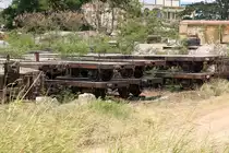 Offensichtlich werden die ท.ต. 20030, 20046, 20051, 20083, 20090, 20091 (ท.ต. =C.F./Container Flat Wagon) nicht benötigt und gemeinsam mit jeder Menge anderer Güterwagen in der Ban Mi Station neben den Gleisen gelagert. Bild vom 30.März 2023.