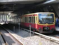 S25 von Teltow Stadt nach Berlin Potsdamer Platz. Hier bei der Station Berlin S�dkreuz ehemals Berlin Papestra�e.