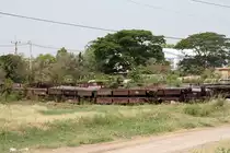 Offensichtlich werden die ข.ต.834, 910, 958, 971, 1084, 1162, 1220, 1301, 1304 (ข.ต. =L.S./Low Sided Wagon) nicht benötigt und gemeinsam mit jeder Menge anderer Güterwagen in der Ban Mi Station neben den Gleisen gelagert. Bild vom 30.März 2023.