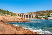 Am 07.08.20222 ist ein SNCF TGV-Duplex unterwegs in Richtung Westen und konnte hier auf dem Viaduc d'Anthéor, Frankreich aufgenommen werden