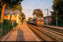 Am Abend des 07.08.2022 durchquert SNCF BB 26071 den Bahnhof von Fréjus, Frankreich mit dem Intercités de nuit 5772 von Nice-Ville nach Paris Austerlitz