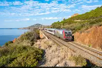 Am 08.08.2022 ist SNCF BB 26071 unterwegs mit dem Intercités de nuit 5771 von Paris Austerlitz nach Nice-Ville und konnte hier bei Anthéor, Frankreich aufgenommen werden