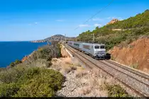 Am 08.08.2022 ist SNCF BB 22247 unterwegs mit dem TER 17477 in Richtung Nice und konnte hier bei Anthéor, Frankreich aufgenommen werden