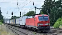 DB Cargo AG [D] mit ihrer  193 339  [NVR-Nummer: 91 80 6193 339-9 D-DB] und einem KLV-Zug am 12.06.23 Höhe Bahnhof Saarmund.