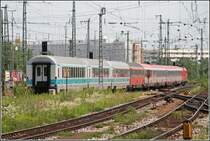 Nachschuss auf dem OEC 113 von M�nchen nach Klagenfurt. Die Kurswagen, der Hrvatske �eljeznice, am Zugschluss werden in Villach an den EC 213  MIMARA  von Villach (Ab 15:55) nach Zagreb Glavni Kolod (An 20:03)�bergehen. (01.07.07)