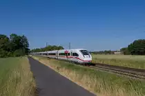 Der frisch mit Werbung für die Fußball-EM 2024 beklebte Triebzug 9212 (412 212) fährt als ICE 545 nach Berlin durch Nordbögge (14.06.2023) 