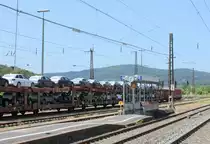 Die außergewöhnlich schmalen und nicht mehr öffentlich genutzten Bahnsteige 8 und 9, am 04.06.2023 in Gemünden (Main).