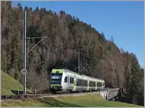 Der BLS RABe 535 112  Lötschberger  auf der Fahrt nach Bern erreicht in Kürze Weissenburg (Halt auf Verlangen) und konnte beim Bunschenbach Viadukt fotografiert werden, wobei bei dieser Aufnahme bewusst der tiefe Standort aufgesucht wurde und der Zug und nicht der Viadukt als Motiv gewählt wurden. Damals konnte ich jedoch noch nicht ahnen, dass die Zeit der Lötschberger auf dieser Strecke gut zwei Jahre später enden würde.

25. November 2020