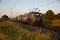 Goldenes Abendlicht für den EBS: Am 06.06.2023 ziehen die 140 772 & 140 789 einen leeren Getreidezug von Mukran, durch Zirkow Hof.
