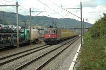 Die Re 4/4 II 11258 kreuzt am 31.8.07 mit ihrem Postzug einen G�terzug der von der BB 437059 gezogen wird beim RBL in Spreitenbach.