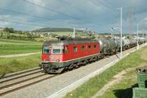 Die Re 6/6 11679 mit einem �lzug bei Buchs-D�llikon am 5.9.07.