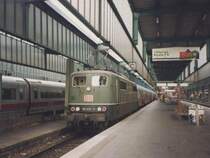 Eine E 151 070-0 mit wartet mit einem RB/RE auf die Ausfahrt in Stuttgart Hbf.
12. Nov. 1996