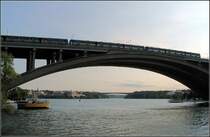 Grüne Linie, Tranebergbro - 

Diese Brücke wurde 1934 eröffnet und neben dem Autoverkehr wurde zunächst auch die Straßenbahn darüber geführt, die dann 1952 von der U-Bahn abgelöst wurde. Im Hintergrund ist die Alvikbrücke erkennbar, die für die Stadtbahn  Tvärbanan  gebaut wurde. 

21.08.2007 (J)