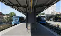 Bahnsteiggleiches Umsteigen -

...U- in Straßenbahn.
Grüne Linie und Nockebybahn, Station  Alvirk . An diese Station halten die U-Bahn und die Stadtbahnwagen am selben Bahnsteig. Die Nockebybanan befährt die beiden mittleren Gleise der viergleisigen Station. Auch die Nockebybanan fährt hier im Linksbetrieb um richtungsgleiches Umsteigen zu Tunnelbanan zu ermöglichen. Sie hält dabei am jeweiligen vorderen Bahnsteigende. Da die Nockebybahn hier ihre Endstelle hat, wird über einen Gleiswechsel in Höhe der Bahnsteigmitte auf das Gegengleis gewechselt. Am westlichen Stationsende endet auf niedrigerem Niveau seit dem Jahr 2000 außerdem die Tvärbanan, eine Stadtbahn die von hier viertelkreisförmig den Westen Stockholms mit den südlichen Stadtteilen verbindet und damit die Innenstadt entlastet. 

25.08.2007 (M)