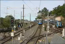 Grüne Linie und Nockebybahn beieinander - 

Blick vom Bahnhof Alvik nach Westen. Aus befinden sich die Tunnelbana-Streckengleise aus und in Richtung Hässelby strand. Die beiden mittleren Gleise werden von der Nockebybahn befahren. Die dazwischen liegenden Gleise werden von der U-Bahn und der Stadtbahn gemeinsam benutzt, sie haben deshalb sowohl Stromschienen als auch Oberleitungen. Über diese Gleise wenden die U-Bahnen, die in Alvik enden und für die Nockebybanan stellen sie die Verbindung zu ihrem dortigen Depot her. 

Stockholm, 29.08.2007 (M)
