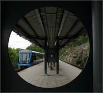 Grüne Linie nach Hässelby strand, Station  Abrahamsberg  - 

Von der Station Thorildsplan über Alvik und Abrahamsberg bis Islandstorgert wurde 1944 eine völlig kreuzungsfreie Trasse gebaut und mit Straßenbahnen betrieben. Eine mögliche Umstellung auf U-Bahnbetrieb wurde damals schon vorgesehen. 1952 geschah dies dann, als erste U-Bahnstrecke in Norden von Stockholm ging seinerzeit die Strecke von Hörtorget in der Innenstadt bis Vällingby im Westen in Betrieb. Die vorhandene Trasse wurde entsprechend angepasst. 

28.08.2007 (M)