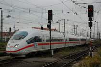 Zwei fast unbekannt gebliebene ICE-3-Triebz�ge fahren am 06.09.07 (der hintere Triebzug war auf den Namen  Ingolstadt  getauft) in den N�rnberger HBF ein.