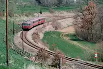 Eine der schönsten DB-Nebenbahnen im  Ländle  überhaupt:  Zwischen Göppingen und Schwäbisch-Gmünd überwand diese Bahn viel unebenes Gelände und verband dabei zwei Regionen. Glücklicherweise hat sie zusammen mit der Voralbbahn Chancen, wiederaufgebaut zu werden. 
Datum: 24.04.1984  