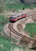Uerdinger Schienenbuszug in einer engen Kurve auf der DB-Nebenbahn Göppingen - Schwäbisch Gmünd, 24.04.1984