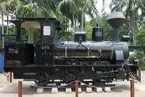 Die vormals im Polizeisportzentrum gegenüber dem  Science Center for Education  (allgemein als Ekkamai-Museum bekannt) aufgestellt gewesene MRC 2, ex TRC 2 (B1-n2t, Kraus-Sendling, Bauj. 1903, Fab.Nr. 5012) steht nun, äußerlich vorbildlich aufgearbeitet, vor dem Samut Prakan Observation Tower. Bild vom 27.April 2023.