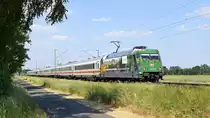 DB 101 019-8  Fahrtziel Natur  mit IC 2311 Westerland (Sylt) - / 2313 Dagebüll Mole - Köln Hbf, ab Niebüll vereint (bei Lembruch 12.06.2023). Die Lok wirbt auf beiden Längsseiten für unterschiedliche Reiseziele. Auf der hier sichtbaren Seite wirbt sie für einen Urlaub im Nationalpark Sächsische Schweiz, auf der gegenüberliegenden Seite für einen Urlaub im Nationalpark Hohe Tauern



