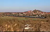 Ein Kreideschlamm-Zug mit dem Steinadler 193 240-9 und einer weiteren, unbekannten Siemens Vectron fährt Richtung Bitterfeld. Nachgeschossen vom Gützer Berg bei Landsberg (Saalekreis).

🧰 ELL Austria GmbH (European Locomotive Leasing), vermietet an die Salzburger Eisenbahn Transportlogistik GmbH (SETG)
🕓 1.3.2023 | 16:10 Uhr