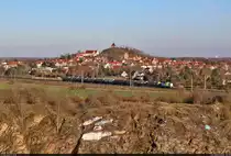 Kurzer Kesselzug mit einer 293 (DR V 100.4) unterwegs am Gützer Berg bei Landsberg (Saalekreis) Richtung Halle (Saale). Im Hintergrund thront die Doppelkappelle über der Stadt.

🧰 Regiobahn Bitterfeld Berlin GmbH (RBB)
🕓 1.3.2023 | 16:14 Uhr