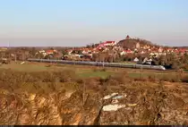 Am Rande der Stadt Landsberg (Saalekreis) konnte ein 401 beobachtet werden, ohne jedoch seine Nummer zu erkennen.

🧰 DB Fernverkehr
🚝 ICE 709 (Linie 18) Hamburg-Altona–Erfurt Hbf [+5]
🕓 1.3.2023 | 16:47 Uhr