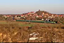 Flixtrain mit 182 52x (Siemens ES64U2-02x) unterwegs am Gützer Berg bei Landsberg (Saalekreis).

🧰 Mitsui Rail Capital Europe GmbH (MRCE), vermietet an die Netzwerkbahn Sachsen GmbH (NeS) für Flixtrain GmbH
🚝 FLX 1247 (FLX10) Berlin Hbf (tief)–Stuttgart Hbf [+15]
🕓 1.3.2023 | 16:49 Uhr