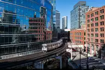 Am 27.09.2022 ist CTA 3397 unterwegs in den Chicago Loop und konnte hier in der S-Kurve bei Merchandise Mart, Chicago, USA aufgenommen werden