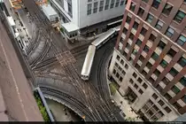 Am 27.09.2022 ist CTA 5433 unterwegs über die Lake/Wells Junction, Chicago, USA