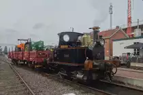 Am grauen 6.Mai 2023 steht YVONNE mit ein Quasi-Guterzug in Maldegem. Das Bild wurde aus einen Zelt gemacht während das jahrlichen Dampfwochenende der SCM.