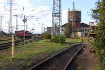 29.08.2007 Bw Falkenberg/E. unt. Bhf. links das Gleis mit den abgestellten 155`er war die Einfahrt zum Bw und das Gleis rechts mit einer 152`er die Ausfahrt vom Bw.