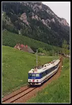 4030 229 als R4411 erlässt am 21.05.2001 den Bahnhof Vordernberg.