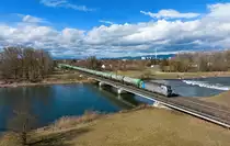 193 096 mit einem Kesselzug am 10.03.2023 bei Plattling.