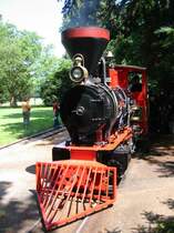 Dampflok  Greif  der Karlsruher Schlogartenbahn in der Vorderansicht, aufgenommen am 09.06.2003.